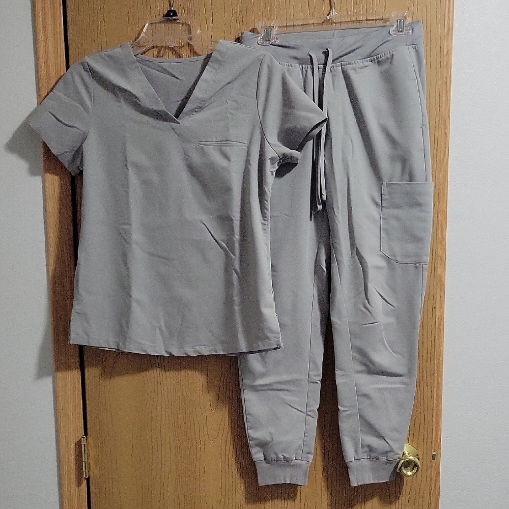 Classic Women's V-Neck Scrub Set - Light Gray